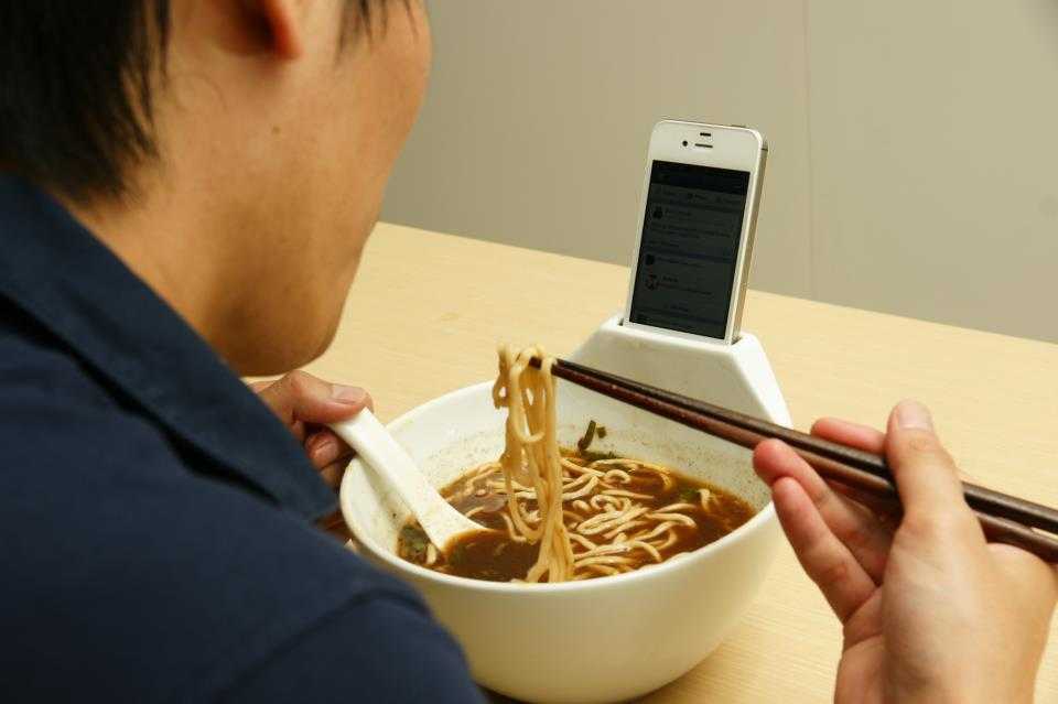 さよなら孤独、iPhoneを差し込めるどんぶり「Anti-loneliness ramen bowl」