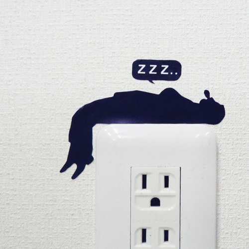 電気のスイッチの上でおっさんが寝ている！？部屋の壁をデコレーションするシール「Wall Story 」