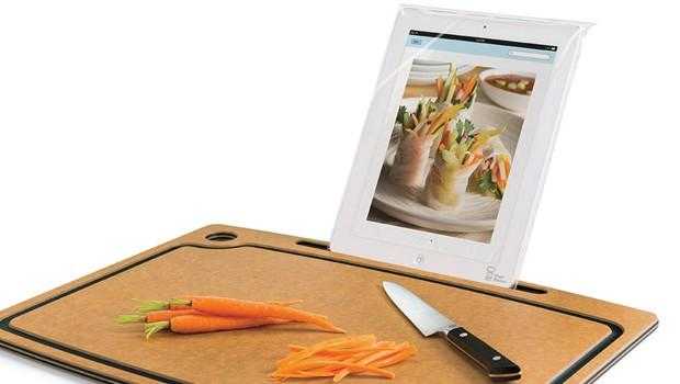 【ガジェット】レシピを見ながら野菜が切れる！iPadを装着できるまな板「Cutting Board with iPad Stand」