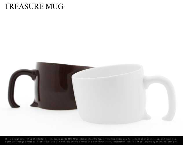 机にめり込んでいるように見える不思議なマグカップ「TREASURE MAG」