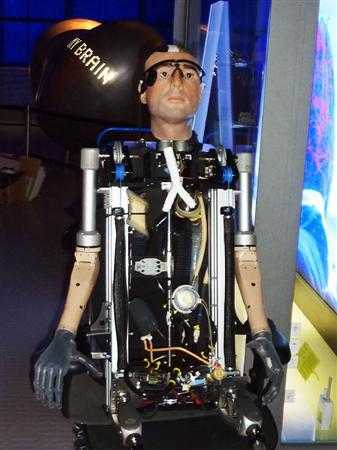 イギリスで人工臓器を備えた人造人間が完成、費用約１億円。