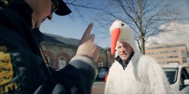 【動画あり】デンマークで交通違反をすると恥ずかしいコスプレの刑に処されるらしいよ