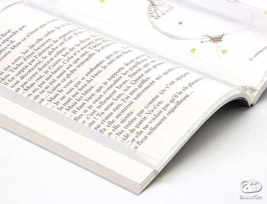 お洒落に”ながら作業”ができる、本の上に置く透明な本「Book on Book」