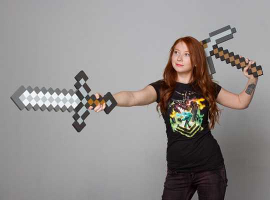 マインクラフトのアイテムが現実の世界に！「Minecraft Foam Sword and Pickaxe」