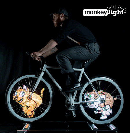自転車で走るとホイールにネオンのような光る絵が浮かび上がる装置