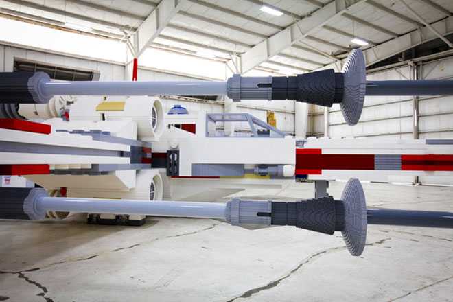 世界最大のLEGO、モデルはスターウォーズの戦闘機で翼長13m！