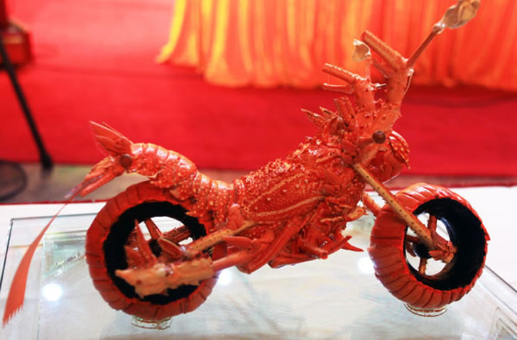 中国人シェフがエビの殻で作ったバイクが凄い