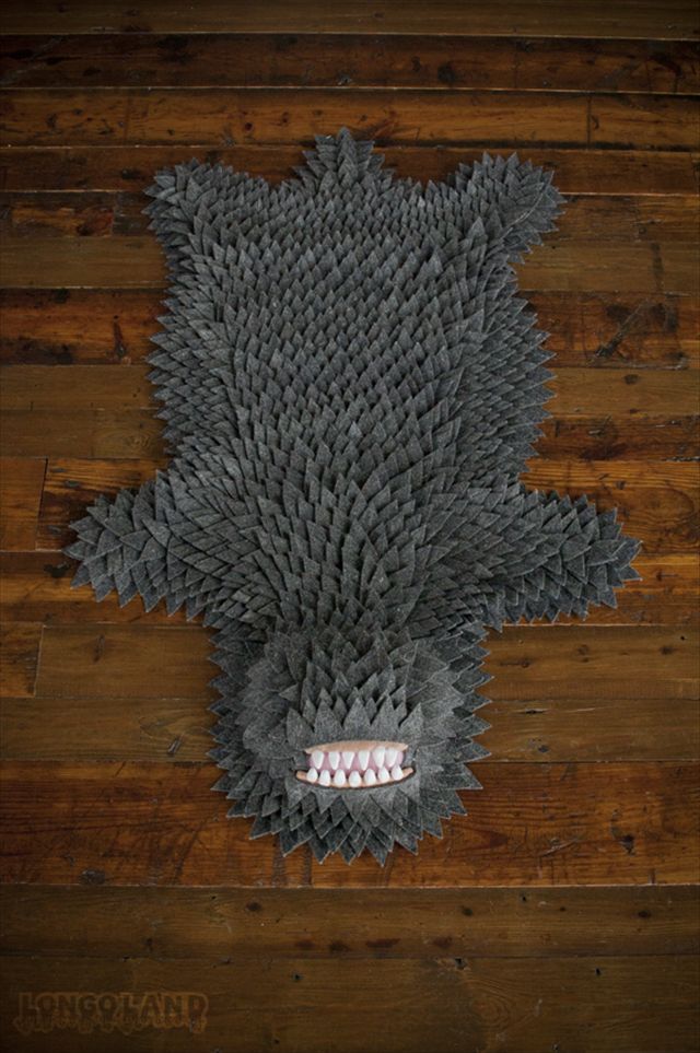 熊の毛皮･･･ではなく怪物の毛皮で作ったラグマット「Monster Skin Rug」