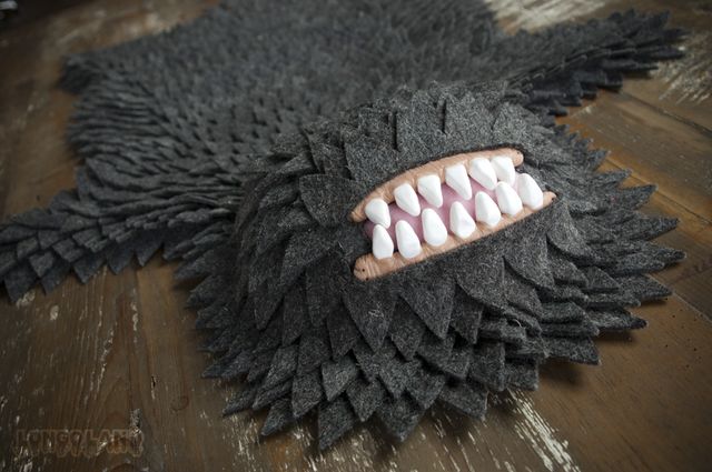 熊の毛皮･･･ではなく怪物の毛皮で作ったラグマット「Monster Skin Rug」