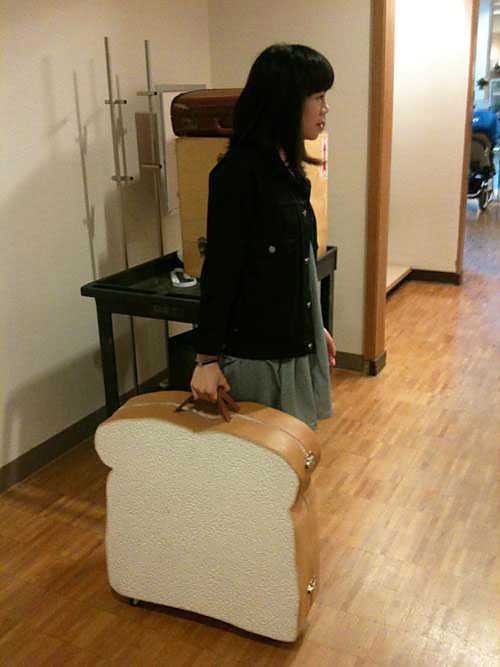 存在感が半端ないｗｗｗ食パンをデカくしたようなデザインのスーツケース