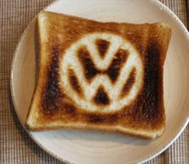 フォルクスワーゲンのロゴの焼き目が付くワーゲンバス型トースター