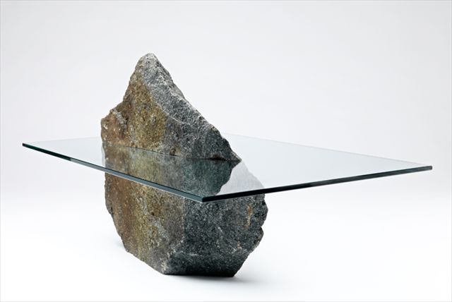 まるで湖に浮かぶ孤島、岩とガラスだけで造られたテーブル「Emmet Rock」