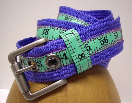 常にウェストを気にしなければいけないメジャーできたベルト「tape measure belt」