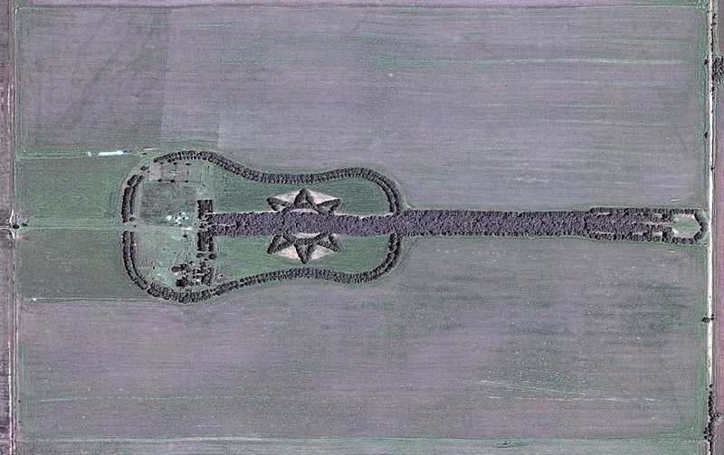 亡き妻の為に作った「空から見るとギター型に見える森」