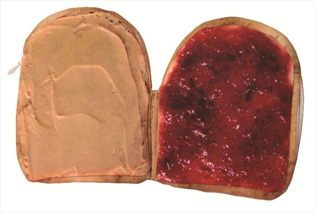 開けるとピーナッツバターとジャムがベッタリ！食パン型のポーチ「PB&J Yummypocket」