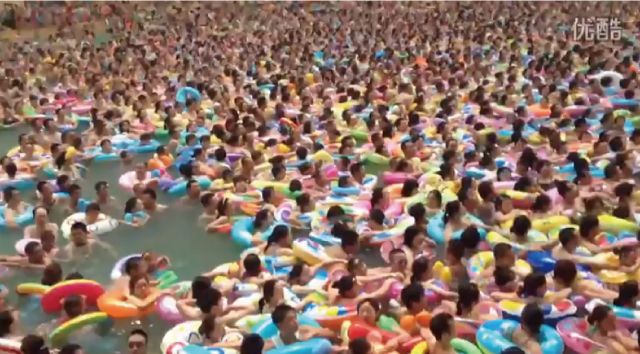【動画】想像を絶するレベルで混雑している中国四川省の海水プール