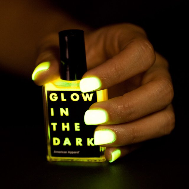 暗闇で発光するマニキュア「Glow in the Dark Nail Polish」