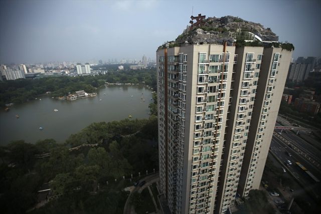 北京の医者が建てた「最上階が岩の要塞になっているビル」が凄い