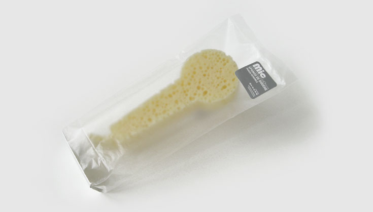 お風呂で熱唱しちゃう人用のスポンジ「Mic sponge」