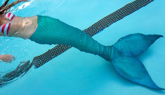 【動画あり】人魚になれるマリンスーツ「Functional Mermaid Tails」の完成度が凄い！