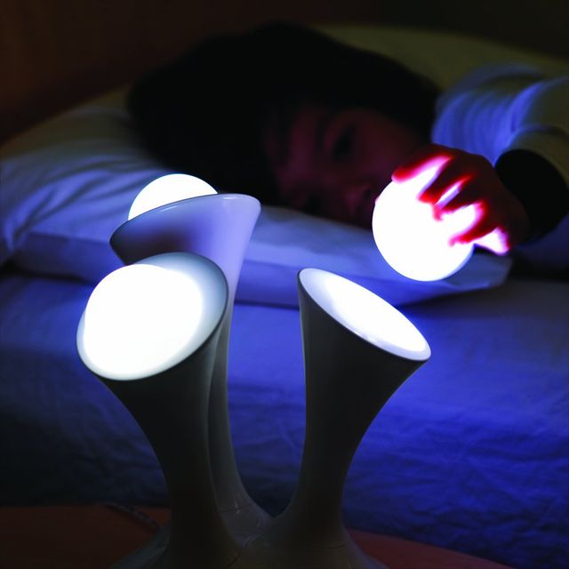 手にとって好きなところに置ける球体ランプ「Boon Color-Changing Portable Nightlight」