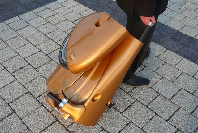 超COOL！！折りたたんでスーツケースみたいに持ち運べる電動バイク「Moveo」