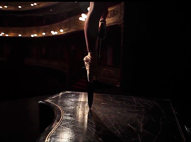 グランドピアノの上で踊る「ナイフが装着されたトウシューズ」の姿が危険で美しい（動画あり）