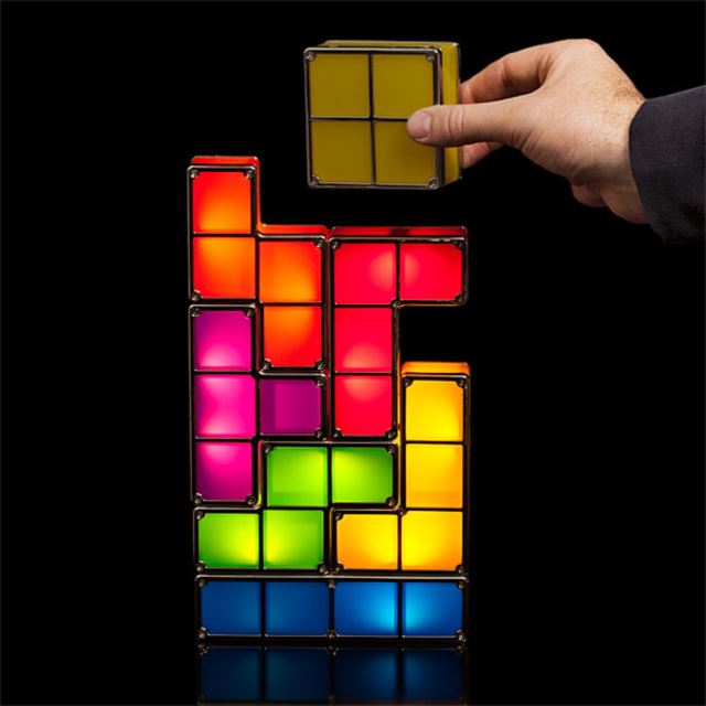 自由な形に組み合わせて置けるテトリス型ランプ「Tetris Stackable LED Desk Lamp」