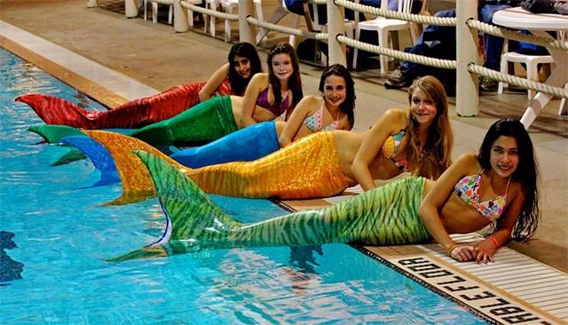 【動画あり】人魚になれるマリンスーツ「Functional Mermaid Tails」の完成度が凄い！