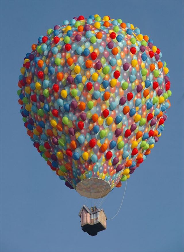 カールじいさんの空飛ぶ家を再現した気球が素敵！