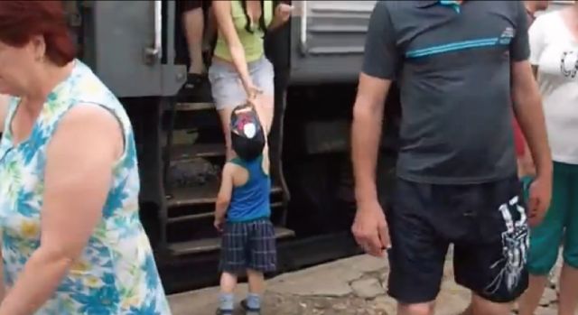 【動画】ロシアの列車の乗客を和ませた可愛いお出迎え