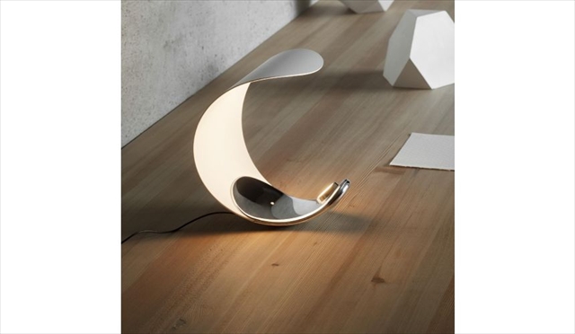 三日月みたいなお洒落なテーブルランプ「Curl LED Table Lamp」