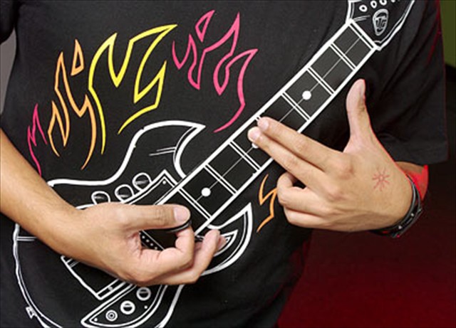 実際に弾けるエレキギターのプリントTシャツ「Electronic Rock Guitar Shirt」