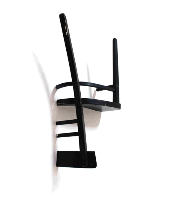 真っ二つに切った椅子を逆さまにしたようなデザインの棚「The Half Chair」