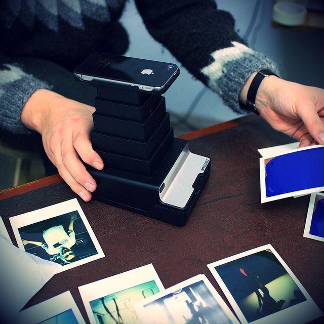iPhoneを上に置くだけでポラロイド写真を作成できる「iPhone to Polaroid Converter」