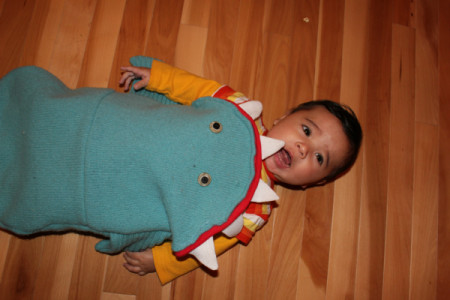 これは可愛いｗｗｗ赤ちゃんが変な魚に噛り付かれているように見えるベビー服