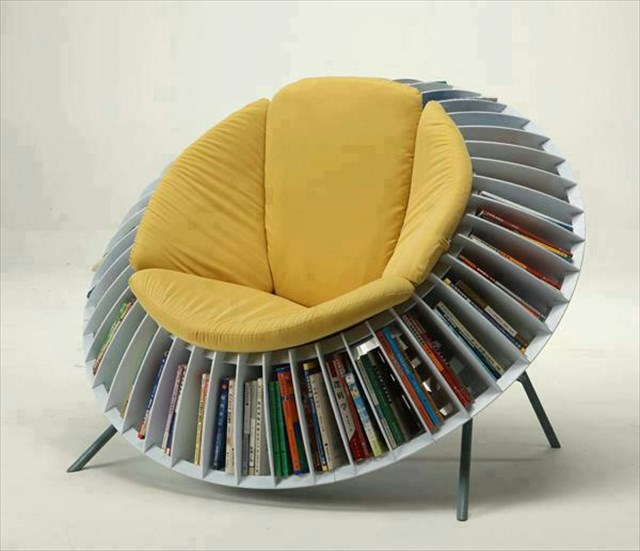 本好きには便利かも？周りに回転する本棚が付いた椅子「Round Chair Bookcase」