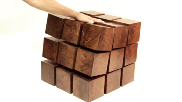 磁気で反発し合う木のブロックで構成されたルービックキューブのようなテーブル