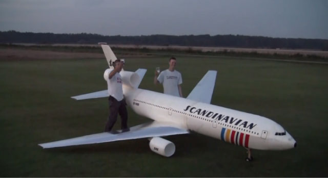 【動画】本物にしか見えない！発泡スチロールで作った巨大なジェット機のラジコンが凄い！
