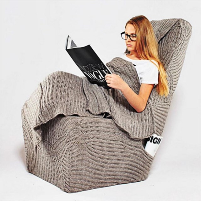 ニットセーターと椅子が合体した着れる椅子！？「Knit Sweater Chair」