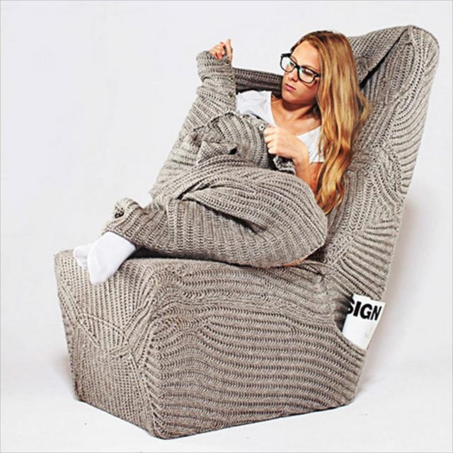 ニットセーターと椅子が合体した着れる椅子！？「Knit Sweater Chair」