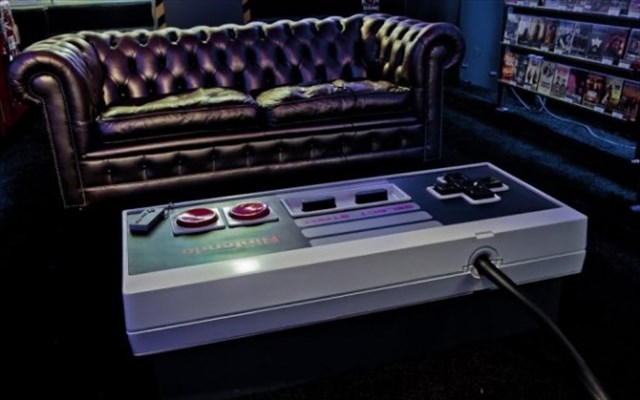 巨大なファミコンのコントローラー型コーヒーテーブル「Nintendo NES Controller Coffee Table」