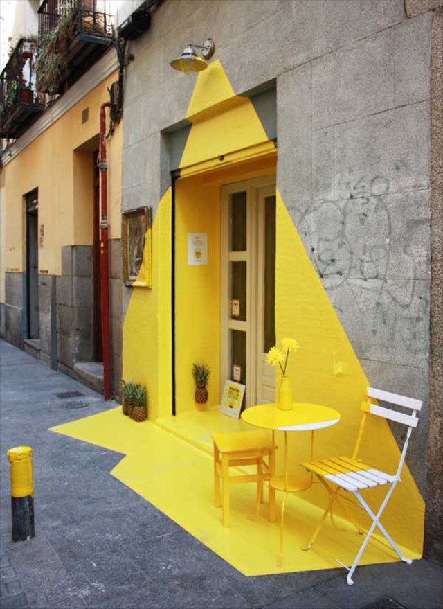 これは真似したい！マドリードにあるレストランの入口に塗られた素敵なペイント