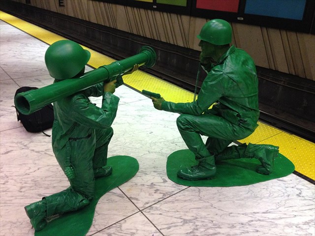 緑色のプラスチックの兵隊「アーミーマン」のコスプレがハイレベル過ぎる！