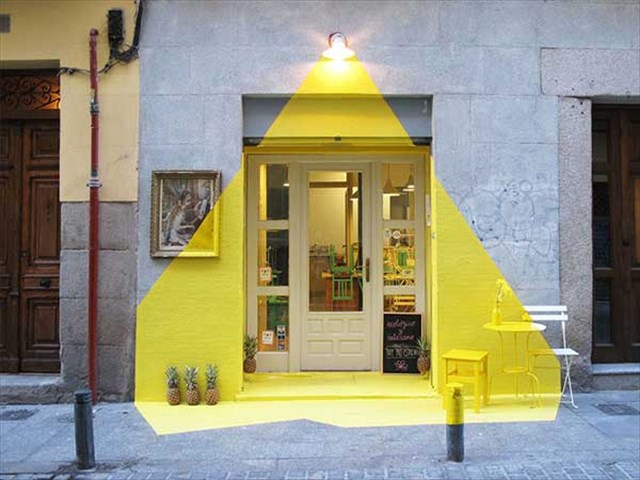 これは真似したい！マドリードにあるレストランの入口に塗られた素敵なペイント