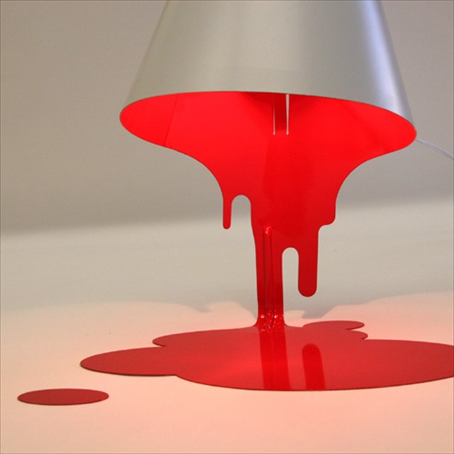 血がダラァ･･･と垂れてきたようなデザインのルームランプ「Liquid Lamp」