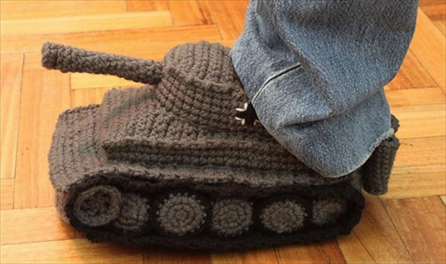 手編みで作った戦車型のスリッパ「Tank Slippers」がアホっぽくて可愛いｗ