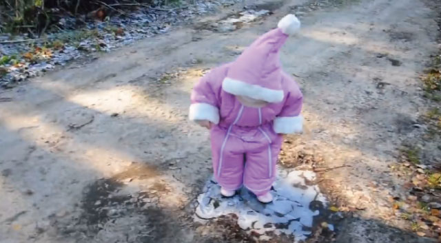 【動画】小さな女の子が初めて氷の上を歩く姿を収めた動画がカワイイ！注目は0：12付近ｗ