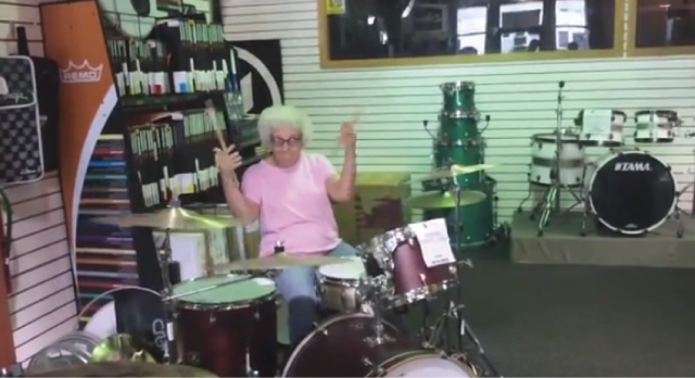 【動画】白髪のおばあちゃんが魅せる超絶格好いいドラムパフォーマンス