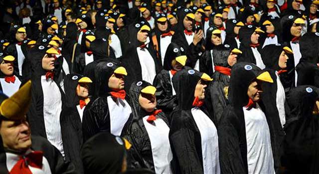 【動画あり】「ペンギンのコスプレをして何人集まれるか」というギネス記録に挑戦した様子が面白い！